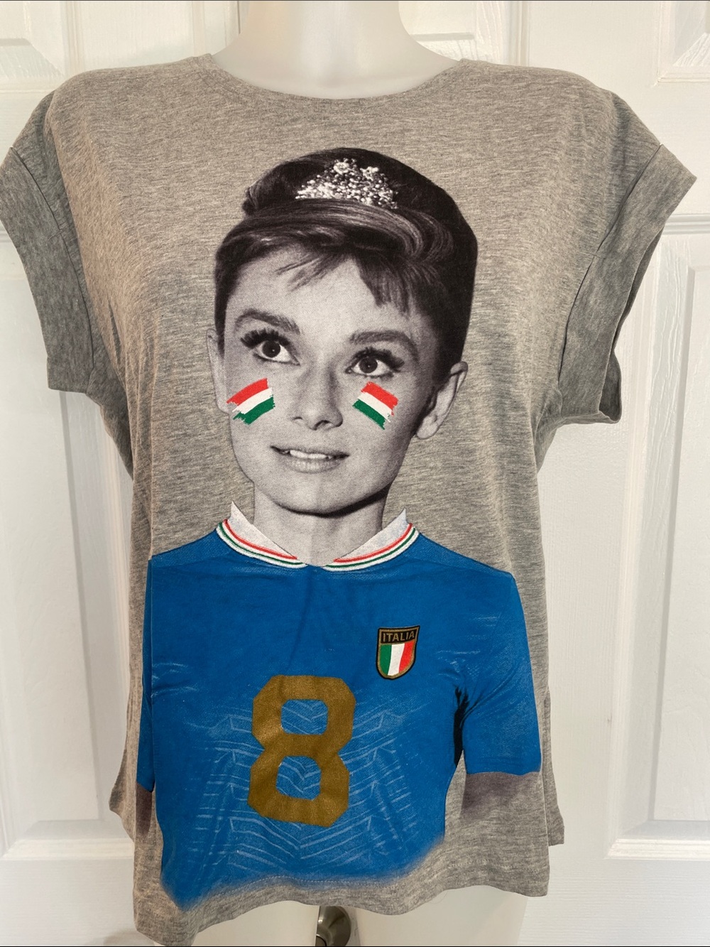 LARUE DOLCE SHIRT SHOWING AUDREY HEPERN IN BLUE AZZURRI JERSEY & FIGC CREST SZ L